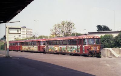 Spezialitäten des Bw Simmern
998 619, 798 542 und 998 851 mit Motiven des Schinderhannes am 14.08.1981 in Bad Kreuznach © Christian Küppers, Sammlung Frank Trumpold
