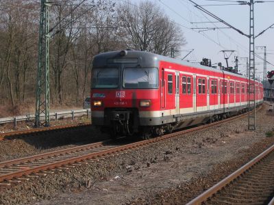 Noch im Regeleinsatz
420 298 (mit führendem B-Wagen) und ein weiterer 420 am 15.03.2005 in Frankfurt-Sportfeld © Andreas Ritzl
