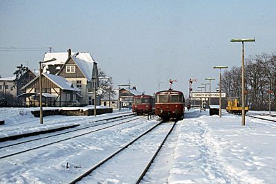 1985-01-11 Dia 28-29 Grävenwiesbach li 998 778 + 182 + 798 873 als N 8758 re 798 823 + 998 184 + 840 als N 8753
© Dr. Markus Höfner - Sammlung Frank Trumpold
