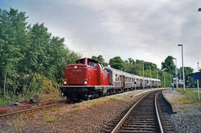 Streckenfest in Bad Arolsen am 28. Mai 2005
Altrote V100 mit den berühmten "Silberlingen", den den Nahverkehr rund 60 Jahre lang prägten - © Guido Kersten-Köhler
