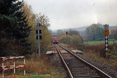 Lumdatalbahn 1999
Schienenbus kurz vor Erreichen der Lumda-Brücke bei Daubringen  - © Guido Kersten-Köhler
