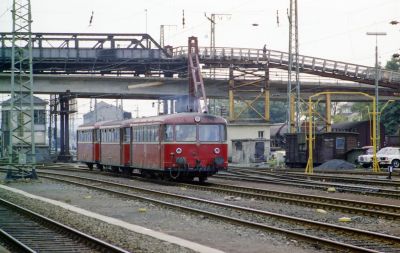 Schienenbusse im Regeleinsatz
798 694-6, 998 171-3,998 726-4 am 04.09.1979 in Gießen an der im Bau befindlichen Kliniksbrücke © Christian Küppers, Sammlung Frank Trumpold
