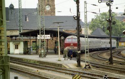 Wendezug im Bahnhof Gießen
216 195-8 mit N 5423 nach Fulda am 18.09.1979 in Gießen © Christian Küppers, Sammlung Frank Trumpold
