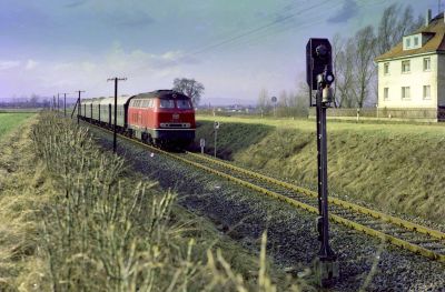 216 112-3 fuhr mit ihrem Nahverkehrszug von Friedberg (Hess) nach Nidda am 26.01.1977 in den Bahnhof Reichelsheim ein.
