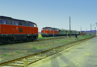 Zugkreuzung im Bahnhof Reichelsheim am 09.03.1977 mit 216 190-9 und 216 137-7. 
