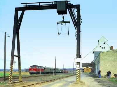 Bahnhofszene in Reichelsheim am 09.03.1977 mit 216 190-9 und Ladekran. Nebenan scheint es eine Panne mit dem Fahrrad gegeben zu haben...
