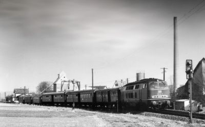 Das Bahnhofsumfeld von Reichelsheim hat sich heute vollkommen verändert. Als am 09.03.1977 die 216 109-9 mit ihrem sehenswerten Zug Richtung Friedberg (Hess) unterwegs war, gab es hier noch umfangreiche Infrastruktur für Güterverkehr.
