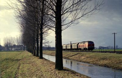 Am Silvestertag 1977 war eine unbekannte 216 mit ihren Umbauwagen an der Horloff in Richtung Nidda unterwegs und wird gleich Gettenau-Bingenheim erreichen.
