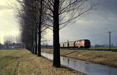 Am Silvestertag 1977 war eine unbekannte 216 mit ihren Umbauwagen an der Horloff in Richtung Nidda unterwegs und wird gleich Gettenau-Bingenheim erreichen.
