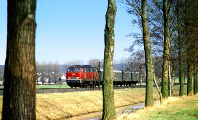 216 116-4 mit Umbauwagen entlang der Horloff in Richtung Friedberg (Hess) am 31.12.1977.
