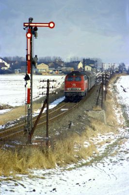 216 108-1 verlässt mit zwei Umbauwagen-Pärchen am 10.02.1978 den Bahnhof Beienheim in Richtung Friedberg (Hess).
