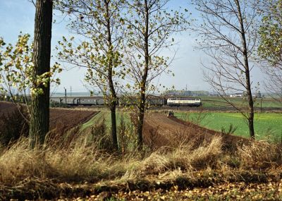 Am 19.10.1979 fährt eine unbekannte 216 mit Umbauwagen in den Bahnhof Beienheim ein.
