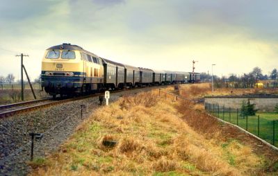 216 112-3 hat am Silvestertag 1979 eine stattliche Wagengarnitur am Zughaken, als sie das Einfahrsignal von Beienheim in Richtung Wölfersheim-Södel passiert.
