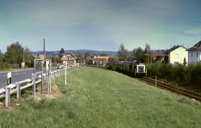 211 126-8 beschleunigte am 30.04.1982 ihren Nahverkehrszug in Richtung Friedberg (Hess) aus dem Bahnhof Reichelsheim.
