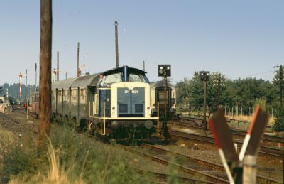 211 132-6 mit Nahverkehrszug nach Friedberg (Hess) am 09.09.1982 in Beienheim. 
