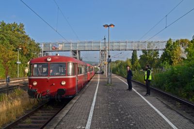 Anlässlich des Laurentiusmarkts am 11.09.2022 verkehrte die OEF-Schienenbusgarnitur auf der Taunusbahn, hier bei der Anreise in Friedrichsdorf (Taunus)

