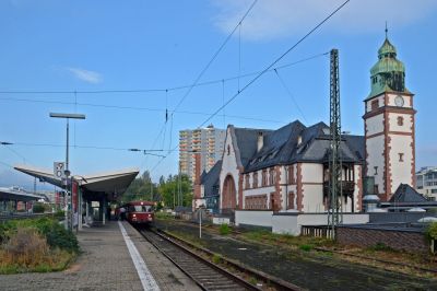 Fast wie zu früheren Zeiten wartet die OEF-Schienenbusgarnitur am 11.09.2022 im Bahnhof Bad Homburg auf Fahrgäste
