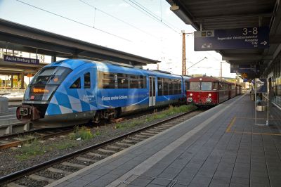 Treffen zweier völlig unterschiedlicher Fahrzeuggenerationen am 30.09.2022  in Aschaffenburg Hbf
